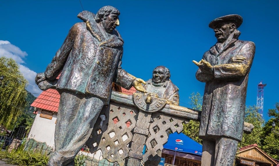 Statues of heroes of the Soviet film “Mimino” in Dilijan