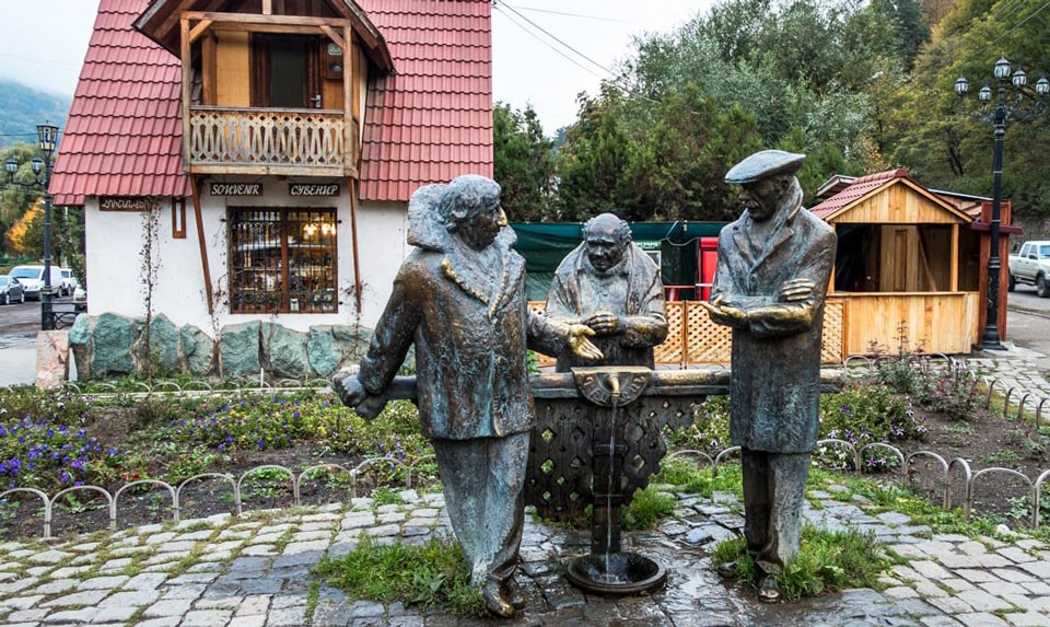 Statues of heroes of the Soviet film “Mimino” in Dilijan