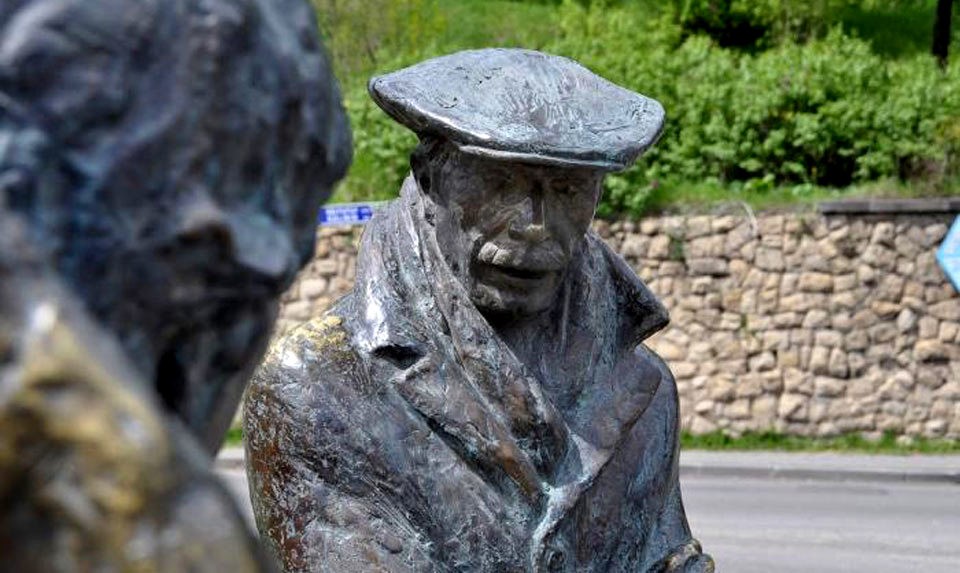 Statues of heroes of the Soviet film “Mimino” in Dilijan