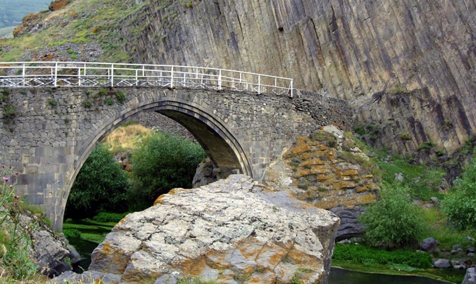 Melik Tangi Bridge